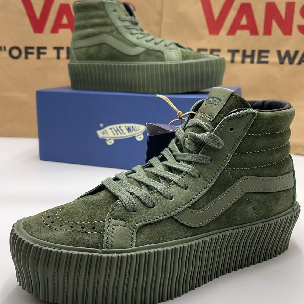 Vans WMNS Sk8-Hi Reissue 3 Platform Lx Suede/Leather Army
VN000CNFARM
Mono Snkrs - Picture 15 of 16